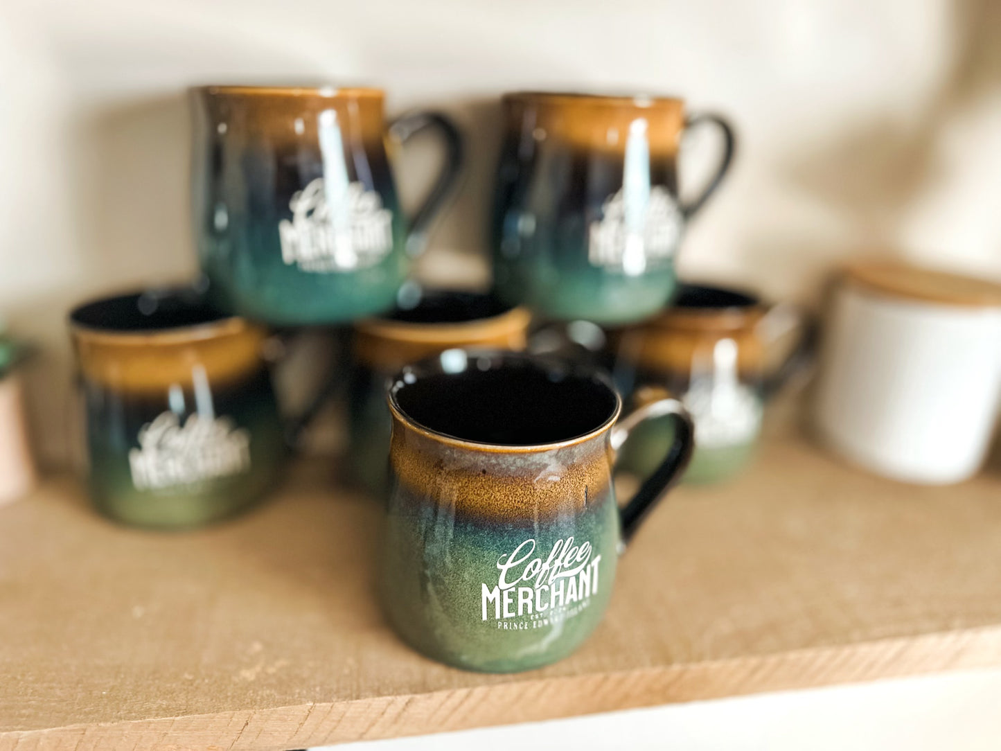Tasse en céramique gravée PEI Coffee Merchant de 16 oz avec glaçure réactive