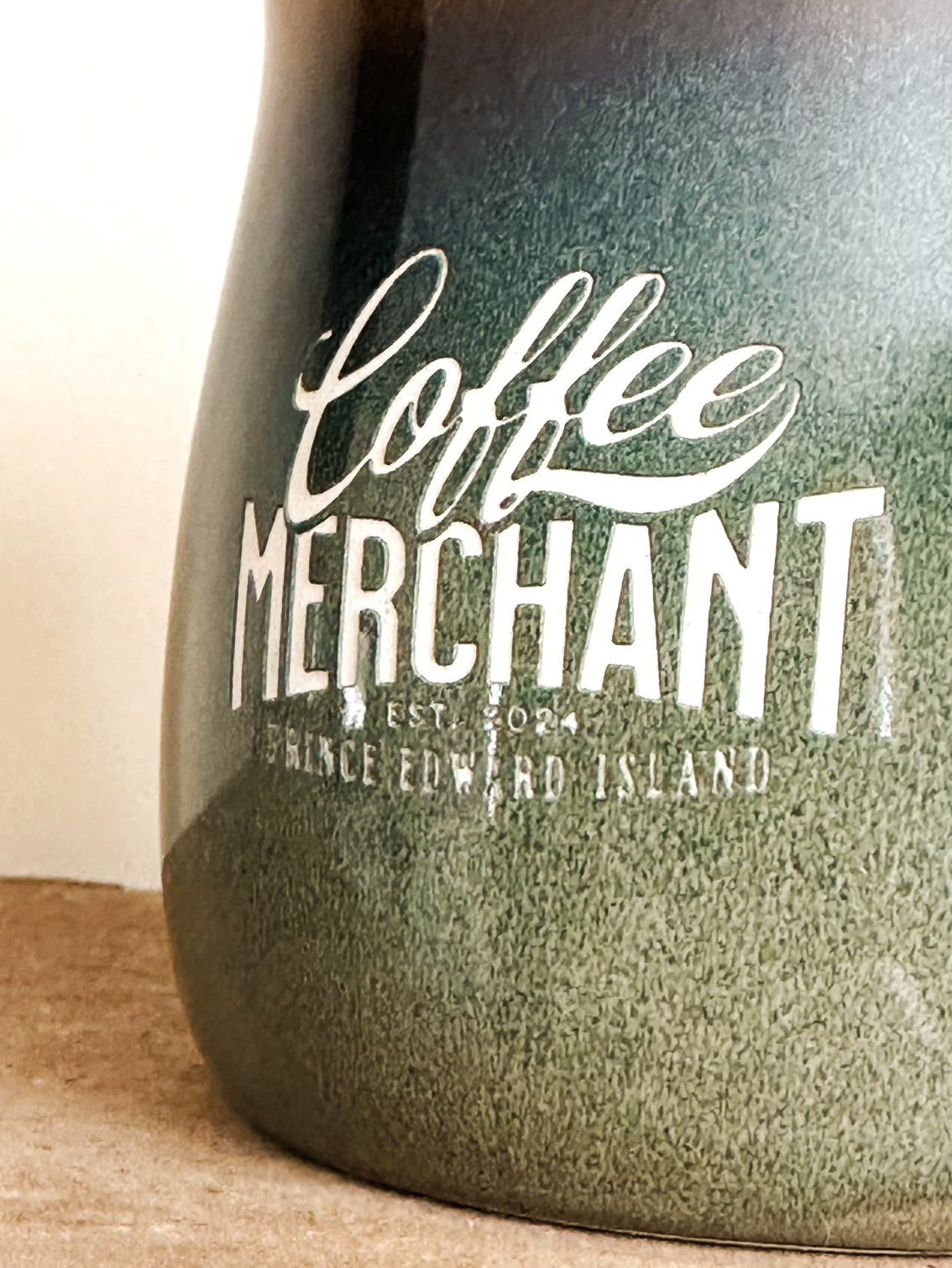 Tasse en céramique gravée PEI Coffee Merchant de 16 oz avec glaçure réactive
